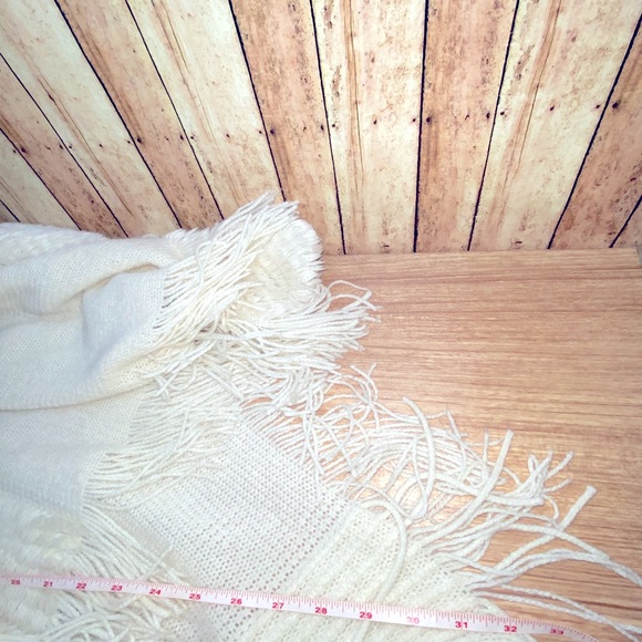 Sophia Max one size fits all Cream Color Pullover Shaw. - Picture 4 of 5